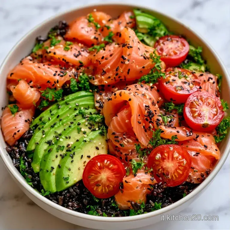 Composizione curata di riso scuro e salmone fresco, decorata con erbe verdi e gocce di olio lucido in un piatto moderno.
