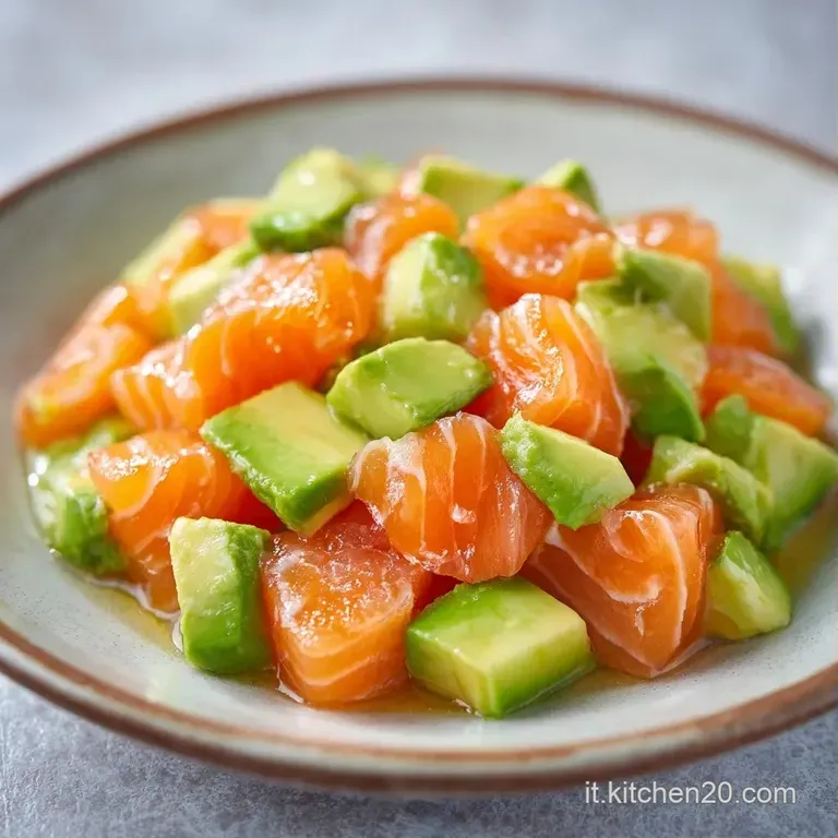 Due composizioni cilindriche di pesce rosa e avocado verde, guarnite con erbe fresche su un elegante piatto scuro.